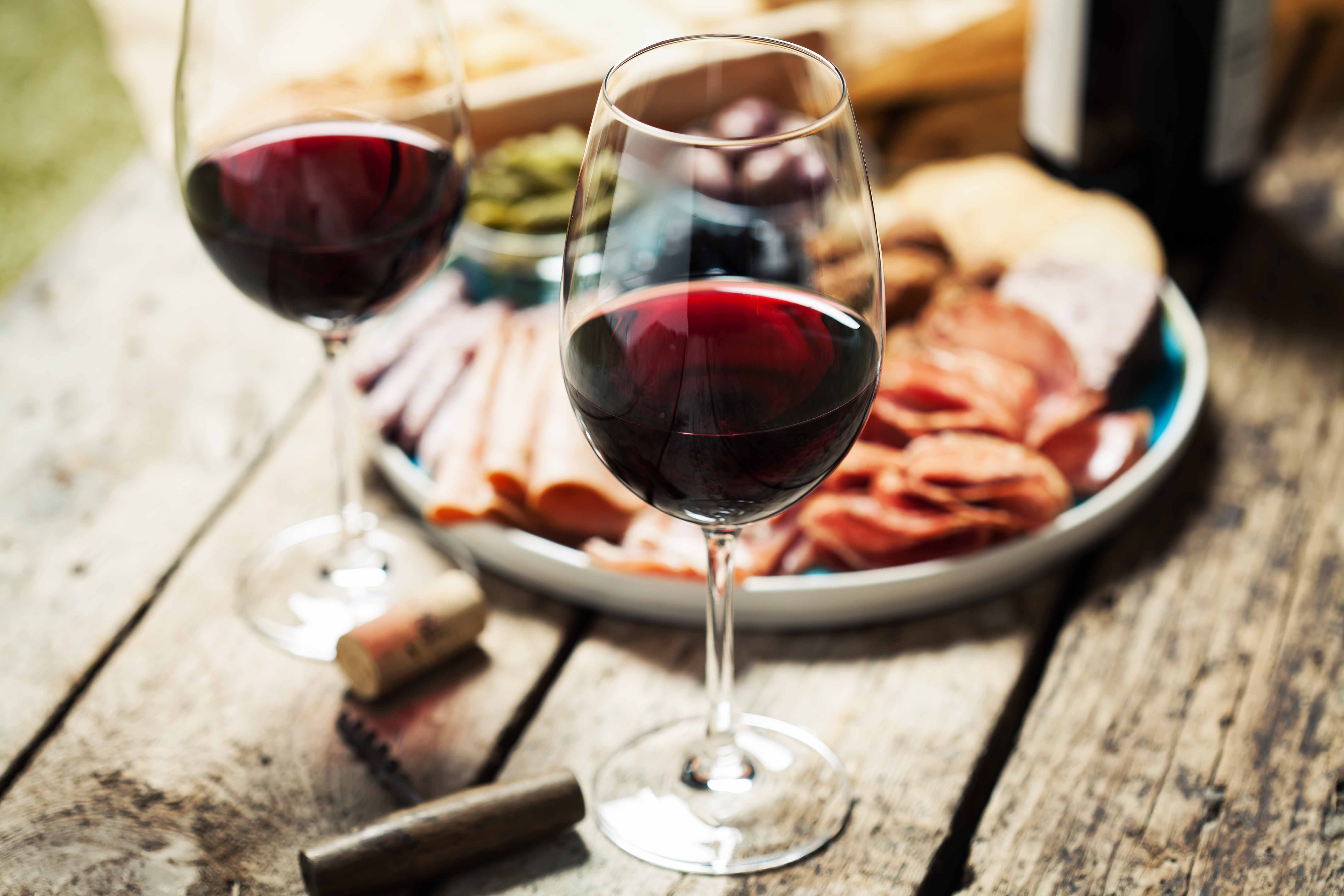 Бокал вина на столе. Красное вино. Бокал с вином. Фужер с вином. Красное вино в бокале.