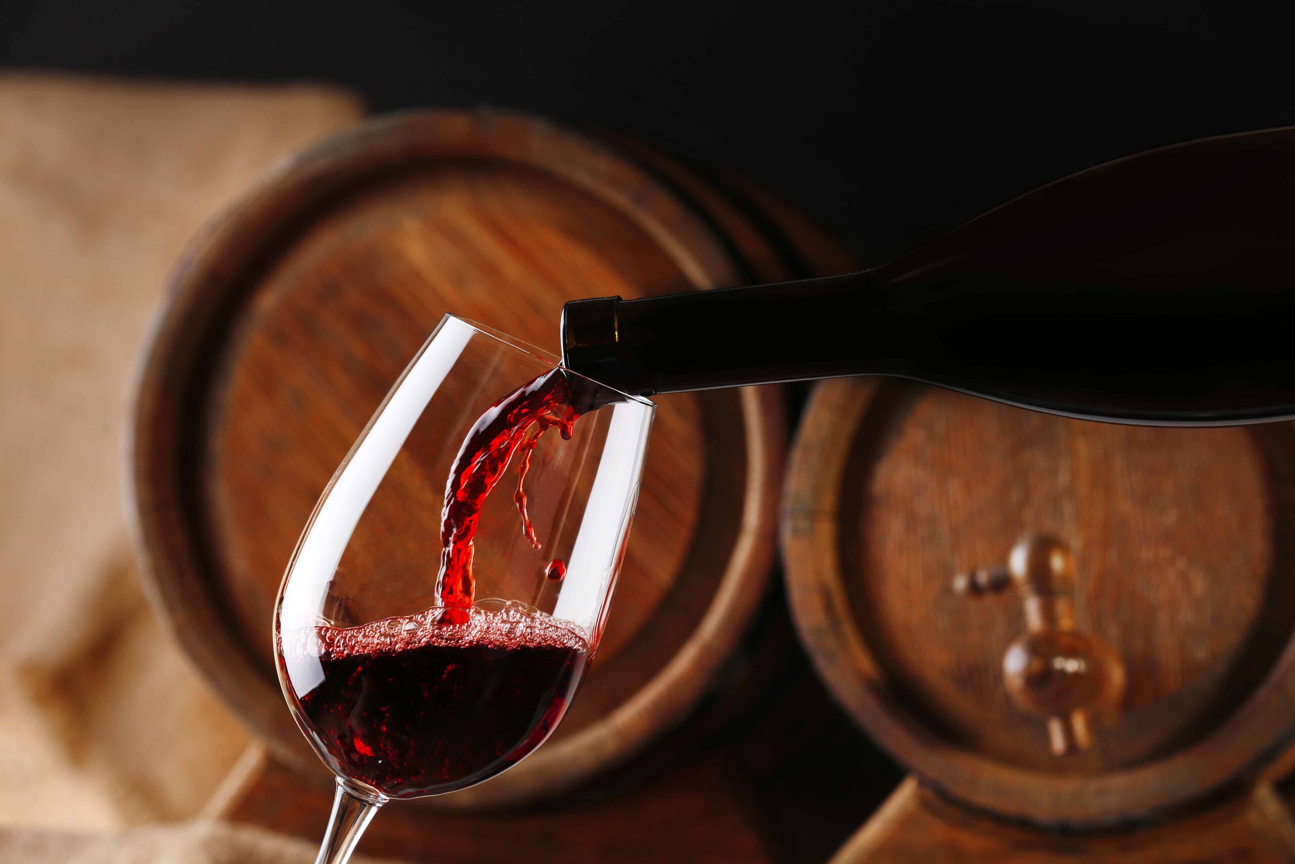 Пол бокала вина. Бокал с вином. Красное вино в бокале. Вино наливают в бокал. Бокал красного вина.